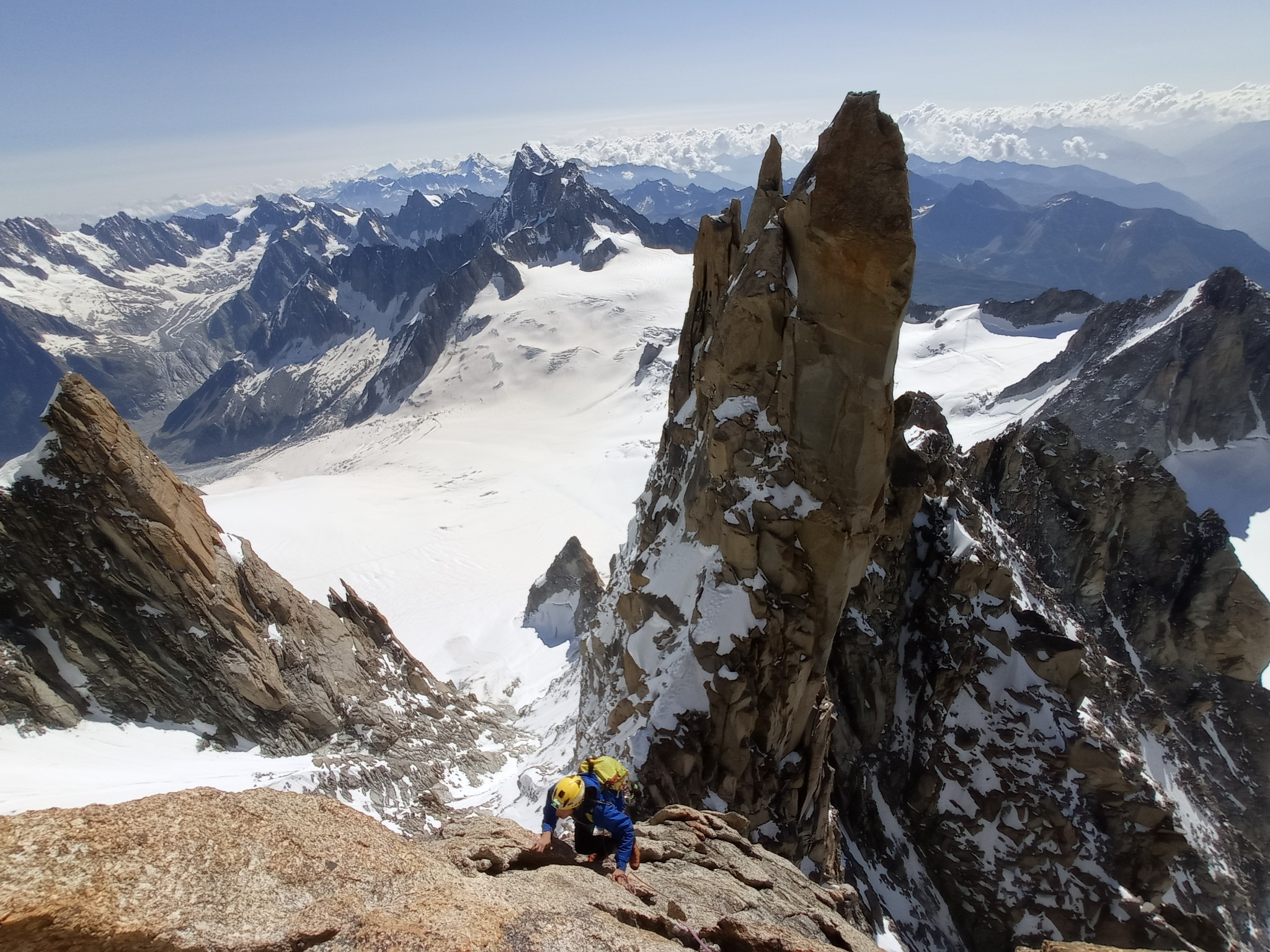 Alpinismo su roccia in alta montagna