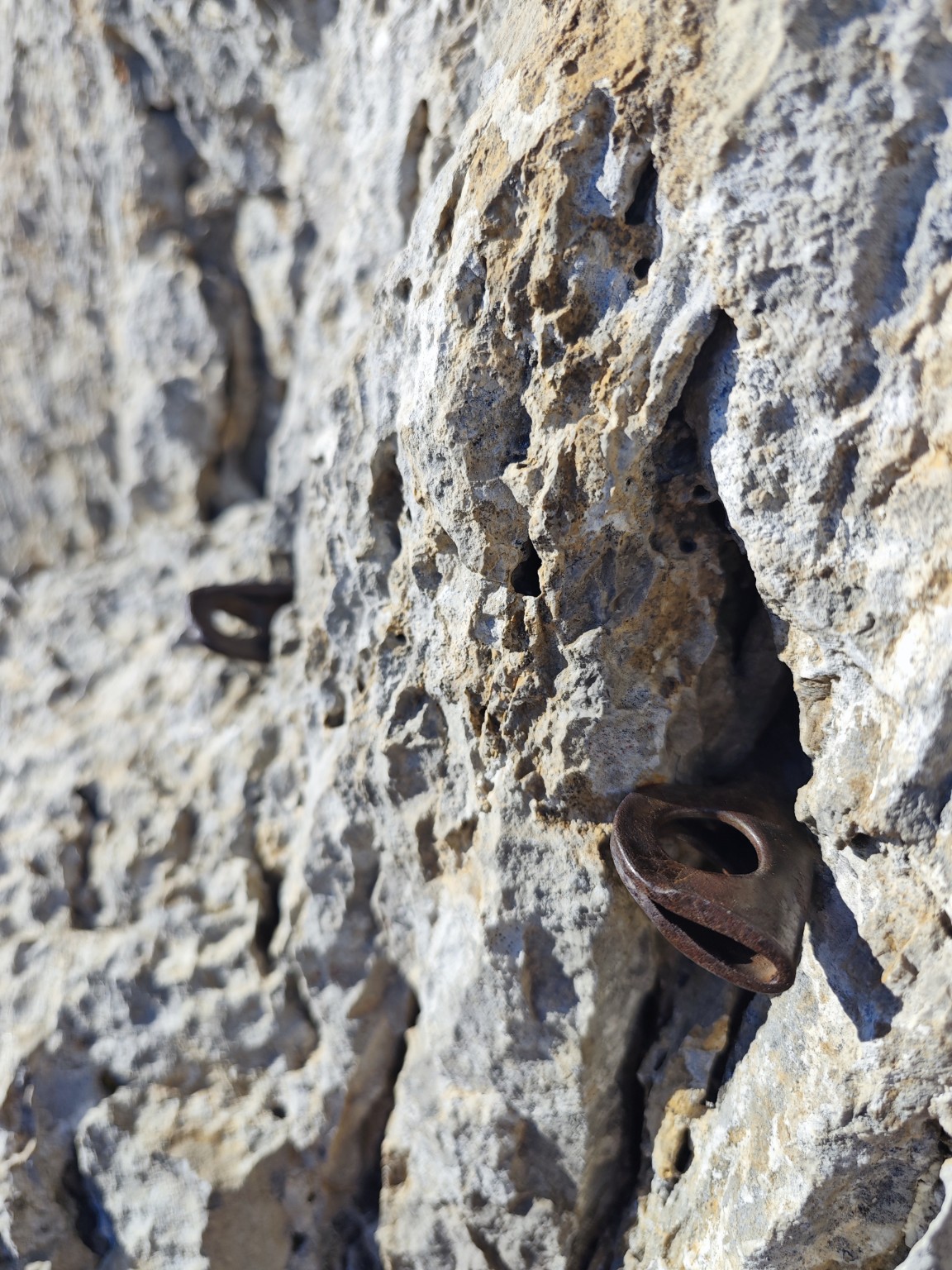 Chiodi storici su roccia calcarea